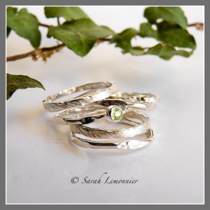 Bague semainier empilable texture écorce en argent et pierre fine