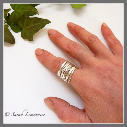 Bagues empilables nature en argent texture écorce et péridot