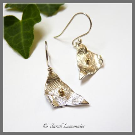 Boucles d oreilles artisanale en argent en forme de feuille avec texture écorce et perle d or jaune