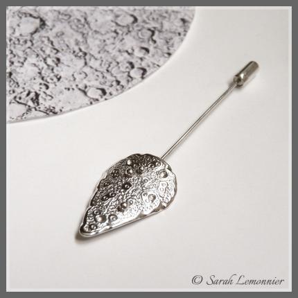 Broche fibule en argent ciselé et perle inspirée par la lune