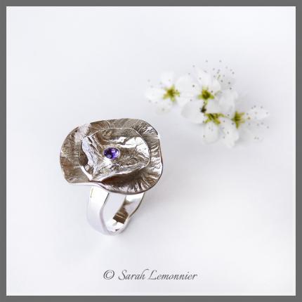 Bague fleur en argent réticulé et double corolle avec une pierre fine d améthyste violette