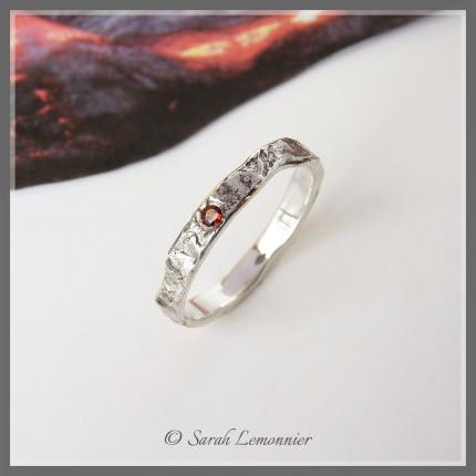 Bague de fiançaille en argent réticulé et grenat rouge