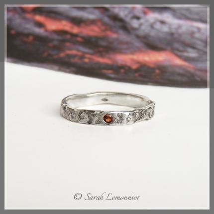 Bague de mariage artisanale, texture brute et pierre fine