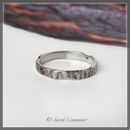 alliance artisanale en argent texturée nature brute et pierre naturelle