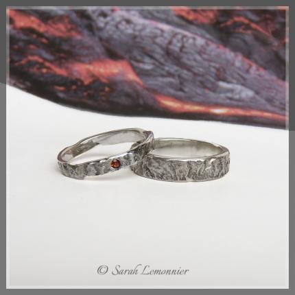 Duo d'alliances en argent avec texture nature brute et pierre fine