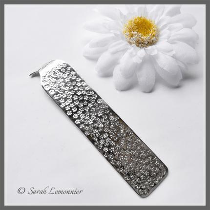 Marque page artisanal en argent et motif de fleurs