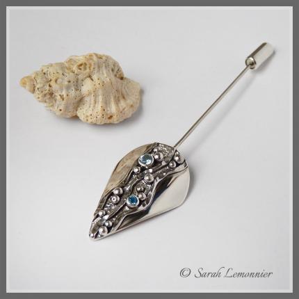 Broche fibule en perles et fils d argent, ornée de deux topazes bleues
