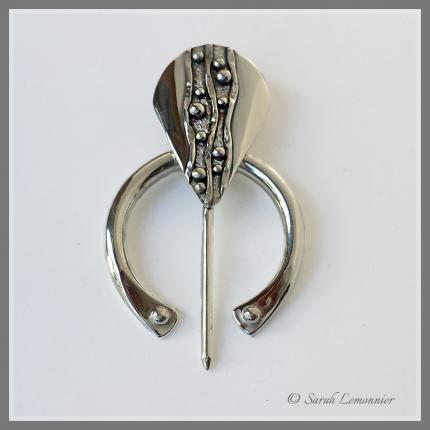 Broche fibule oméga en fils et perles d argent artisanale