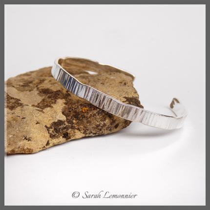 Bracelet ondulé artisanal en argent martelé plat