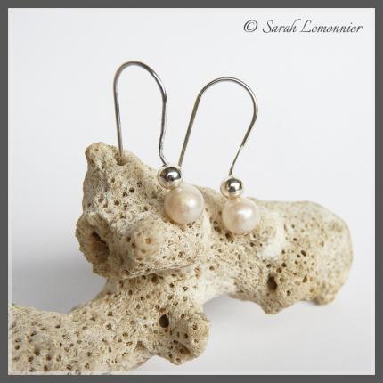 Boucles d'oreilles courtes artisanales et perles de cultures ronde blanche