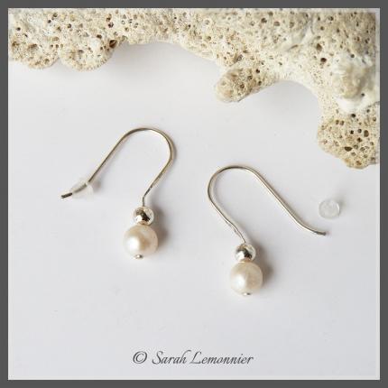 Boucles d'oreilles simple et perles de culture ronde blanc crème réalisée de façon artisanale