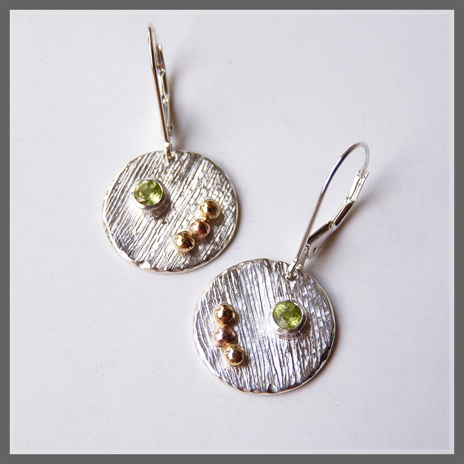 Boucles d`oreilles artisanales nature en argent et péridot pierre verte