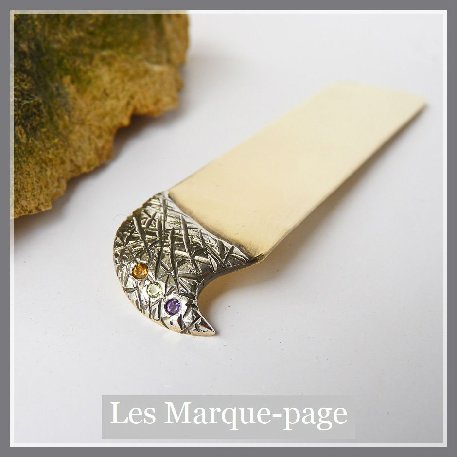 Marque page en argent ciselé, laiton et pierres fines améthyste, péridot et citrine