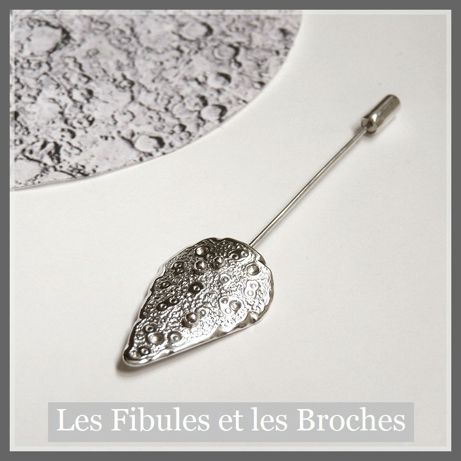 Broche fibule en argent ciselé motif lunaire